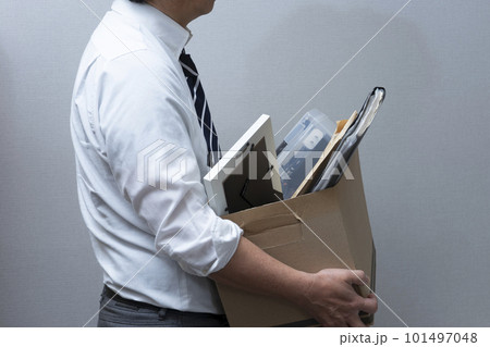 リストラされた中高年男性 101497048