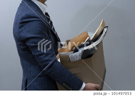 リストラされた中高年男性 101497053