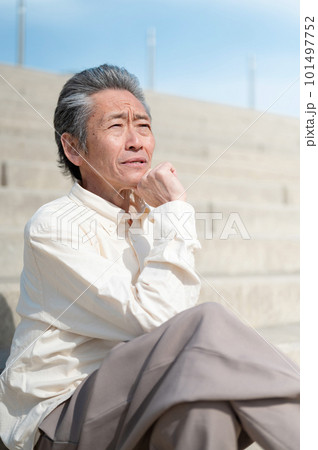 遠くを見つめる男性 シニア ポートレート 遠くを見つめる男性 シニア ポートレート 101497752