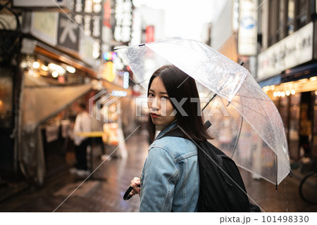 雨の商店街を歩く女性 101498330