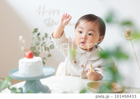 ファーストバースデー 1歳の誕生日の赤ちゃん ファーストバースデー 1歳の誕生日の赤ちゃん 101498433
