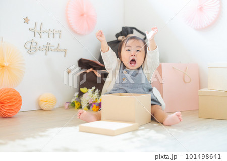プレゼントボックスを開ける元気な赤ちゃん　1歳の誕生日　ファーストバースデー 101498641