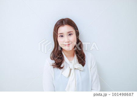 白いブラウスを着た笑顔の若い女性 101498687