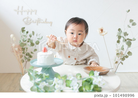 ファーストバースデー　1歳の誕生日の赤ちゃん 101498996