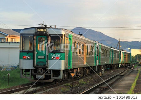 【JR四国】朝の1500形+1200形(高徳線:吉成駅) 【JR四国】朝の1500形+1200形(高徳線:吉成駅) 101499013