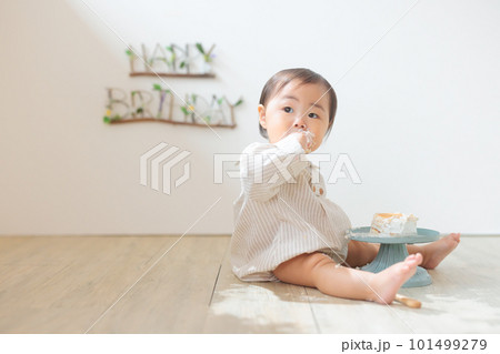 スマッシュケーキを食べる誕生日の赤ちゃん 101499279