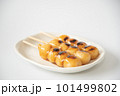 白いお皿にのった美味しそうなみたらし団子 白いお皿にのった美味しそうなみたらし団子 101499802