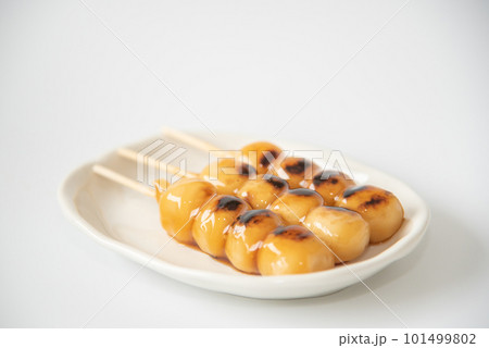 白いお皿にのった美味しそうなみたらし団子 白いお皿にのった美味しそうなみたらし団子 101499802