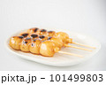 白いお皿にのった美味しそうなみたらし団子 白いお皿にのった美味しそうなみたらし団子 101499803