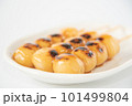 白いお皿にのった美味しそうなみたらし団子 白いお皿にのった美味しそうなみたらし団子 101499804