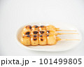 白いお皿にのった美味しそうなみたらし団子 白いお皿にのった美味しそうなみたらし団子 101499805