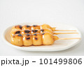 白いお皿にのった美味しそうなみたらし団子 白いお皿にのった美味しそうなみたらし団子 101499806