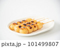 白いお皿にのった美味しそうなみたらし団子 白いお皿にのった美味しそうなみたらし団子 101499807