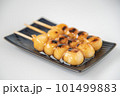 藍色のお皿にのった美味しそうなみたらし団子 藍色のお皿にのった美味しそうなみたらし団子 101499883
