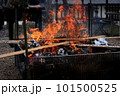 焚き火で焼く焚き火 101500525