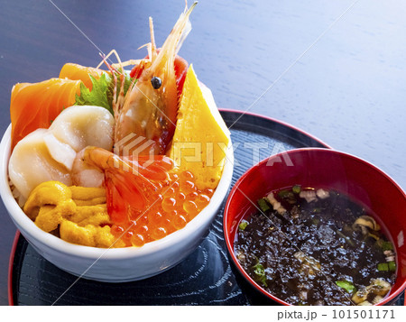 海鮮丼と味噌汁 海鮮丼と味噌汁 101501171