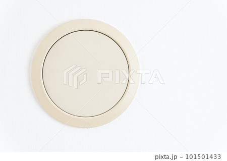 家の壁に設置された古い通風口 家の壁に設置された古い通風口 101501433