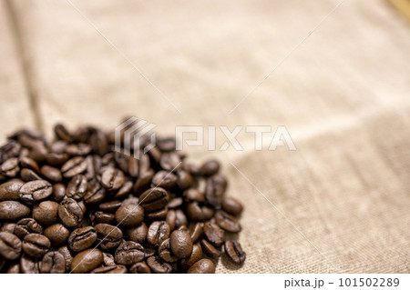 リネン生地に置いた自家焙煎のコーヒー豆 リネン生地に置いた自家焙煎のコーヒー豆 101502289