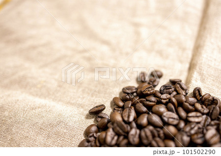 リネン生地に置いた自家焙煎のコーヒー豆 リネン生地に置いた自家焙煎のコーヒー豆 101502290