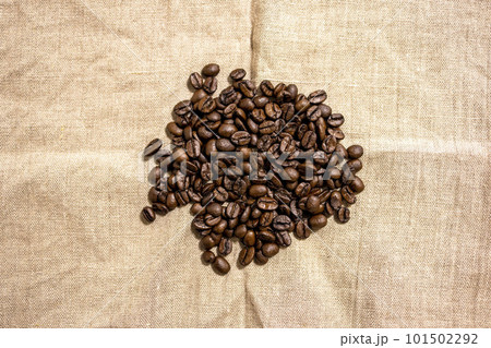 リネン生地に置いた自家焙煎のコーヒー豆 リネン生地に置いた自家焙煎のコーヒー豆 101502292