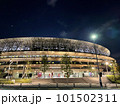 ライトアップされた新国立競技場 101502311