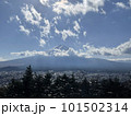 雲の隙間から見える富士山 101502314