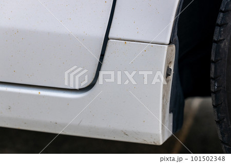 自動車のボディ側面に付着した沢山の鉄粉 自動車のボディ側面に付着した沢山の鉄粉 101502348