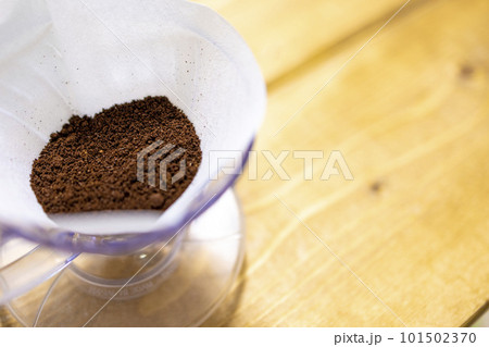 コーヒードリッパーとコーヒー豆 コーヒードリッパーとコーヒー豆 101502370