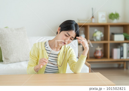 疲れ目の女性 眼精疲労に悩む女性 片頭痛 悩む女性 不安を抱える女性 何かを考える女性 疲れ目の女性 眼精疲労に悩む女性 片頭痛 悩む女性 不安を抱える女性 何かを考える女性 101502821