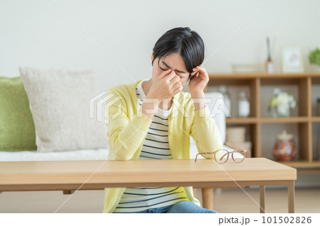 疲れ目の女性　眼精疲労に悩む女性　片頭痛　悩む女性　不安を抱える女性　何かを考える女性 101502826