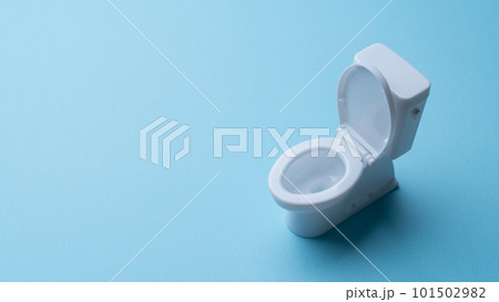トイレのイメージ│ミニチュアの洋式トイレ 青背景 トイレのイメージ│ミニチュアの洋式トイレ 青背景 101502982