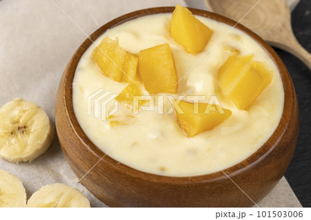natural yogurt with pieces of fruit and banana flavor 101503006