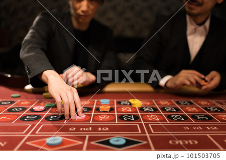 カジノでルーレットに興ずるサラリーマン達 101503705