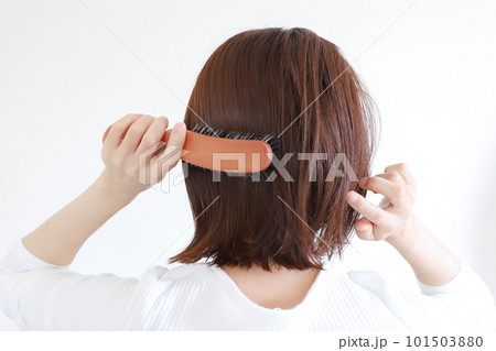 ブラシで髪の毛をとかす女性 ブラシで髪の毛をとかす女性 101503880