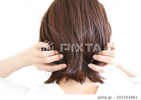髪の毛を触る女性　ダメージヘアー 101503881