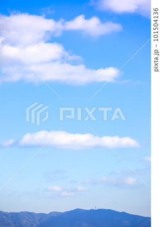 青空と雲と山並み 101504136