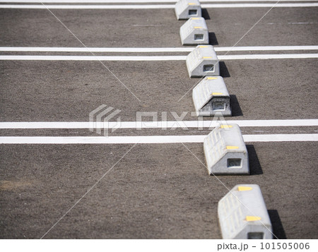 駐車場のコンクリート製車止めブロック 101505006