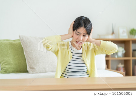 耳鳴りに悩む女性　騒音に悩む女性　不安を抱える女性　何かを考える女性 101506005