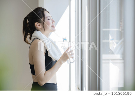 水を飲む若い女性　フィットネスイメージ　 101506190