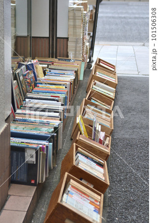 東京神田神保町の古書街の風景 東京神田神保町の古書街の風景 101506308