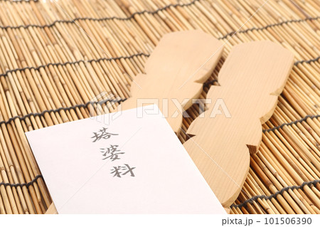 お盆初盆に使われる卒塔婆とお寺に支払う塔婆料の封筒 寺院との付き合いにかかる費用のイメージ2 101506390