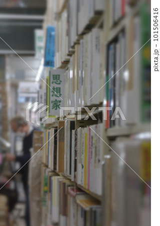 古本屋で本を選ぶ男性 古本屋で本を選ぶ男性 101506416