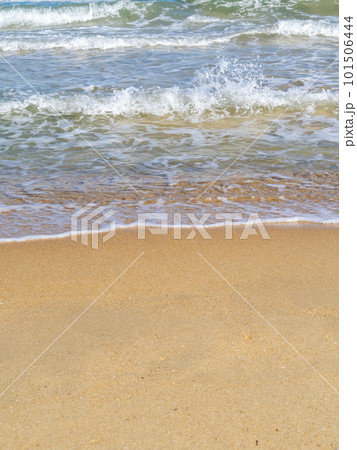 透明な海の波打ち際と砂浜。 101506444