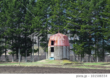 北海道 オホーツク地方 牧草畑に残る古いサイロ 北海道 オホーツク地方 牧草畑に残る古いサイロ 101506554