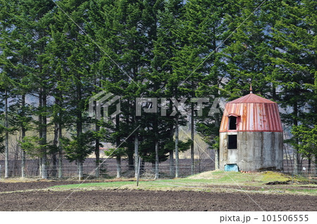 北海道 オホーツク地方 牧草畑に残る古いサイロ 北海道 オホーツク地方 牧草畑に残る古いサイロ 101506555