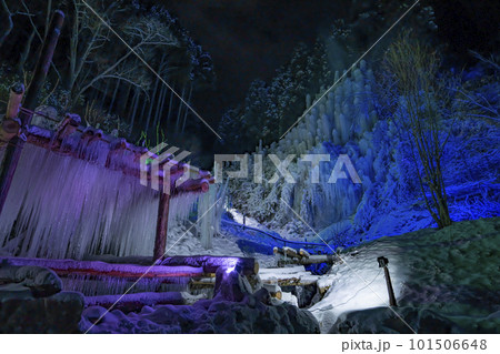 愛知県豊田市稲武町　湧水広場の氷瀑　ライトアップ 101506648