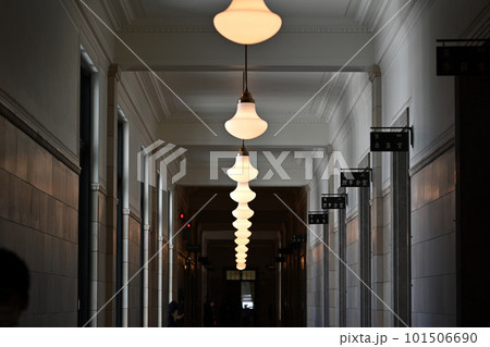 レトロで美しい国会議事堂の御休所前広間の廊下 101506690