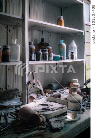 廃病院の薬棚の写真素材 [101507409] - PIXTA