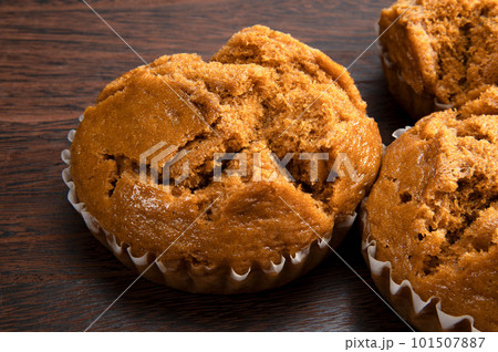 沖縄名物の黒糖蒸しパン、黒糖アガラサー 101507887