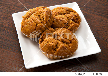 沖縄名物の黒糖蒸しパン、黒糖アガラサー 沖縄名物の黒糖蒸しパン、黒糖アガラサー 101507889